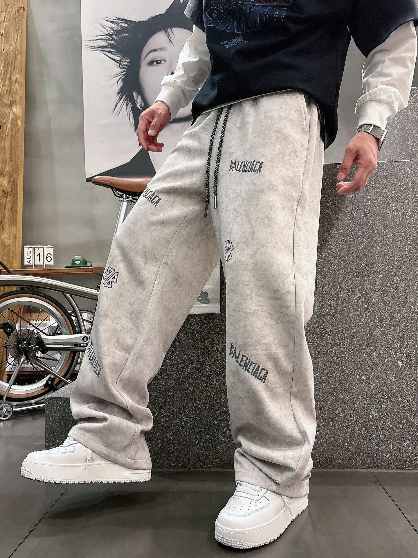 Balenciaga 🆕2026 Autumn and Winter New Arrival Casual Pants! The official website will be released simultaneously. Brand Classic LOGO casual pants, customized fabrics, excellent comfort and strong touch. Highly recognisable, perfect appearance and craftsmanship. Size:M-3XL